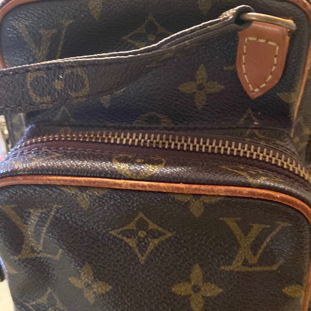 Vintage LV cross body bag. Totally refurbished by LV. In excellent condition!